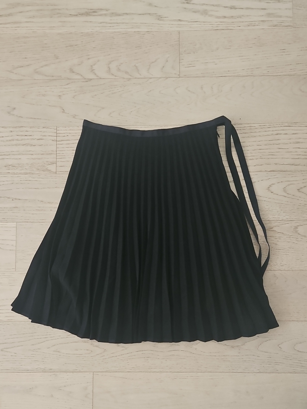 BCBG MAXAZRIA Black Pleated Skirt with Side Ties